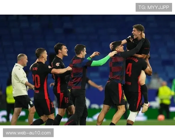 巴萨右翼亚马尔自由人角色解析，4射2正1球造红牌全能表现