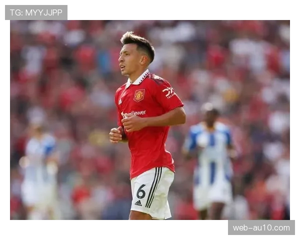 特写:伤愈复出的利桑德罗·马丁内斯在训练中加练防守指挥 特写:伤愈复出的利桑德罗·马丁内斯在训练中加练防守指挥